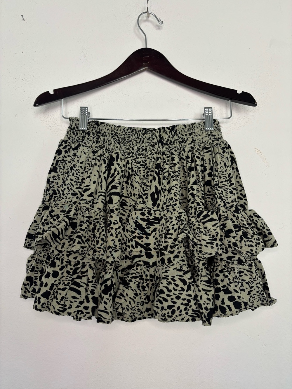 EASEL LA ANIMAL PRINTED TOERED FLOWY MINI SKIRT SZ SMALL